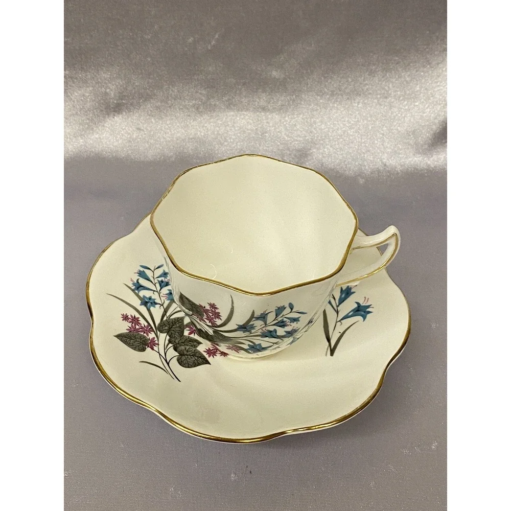 VNTG 1960's Crown Mark bone china floral Tea cup & saucer Set England PreOwned